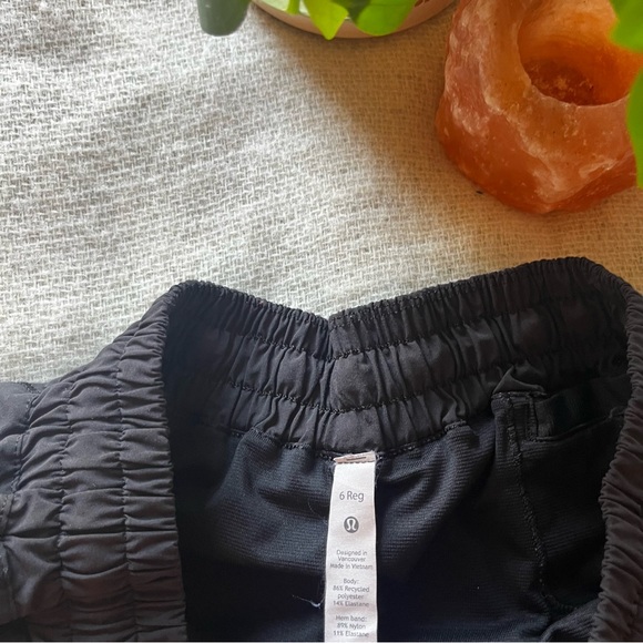 LULULEMON Hotty Hot High-Rise Lined Short 2.5" - Picture 4 of 6